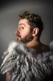 Uomo Barbuto Con Ali D'angelo Uomo Anziano in Posa Con Ali D'angelo Albero  E Concetto Di Fantasia Alchimia Antica Immagine Stock