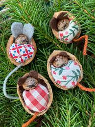 Aus walnusschalen kannst du igel, mäuse oder schildkröten basteln. Schlafende Mause Im Walnussbett Selbst Machen Zuckersusse Apfel Kreativer Familienblog Und Reiseblog