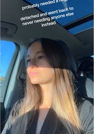 Kellie Cox (@kelcoxoxo)