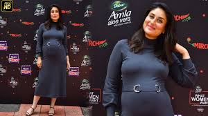 After speculating about kareena's pregnancy for long, it's finally time to rejoice! Kareena Kapoor Khan S Maternity Dress Hugs Her Pregnant Belly Snugly On What Women Want Sets Youtube