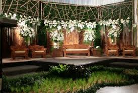Jika tak ingin memakai gebyok karena terlalu tradisional, pelaminan dari kayu yang minimalis bisa kamu terapkan juga kok di rumah. Gebyok Motif Bambutoko Bunga Bandung Priangan Florist Toko Bunga Bandung Priangan Florist