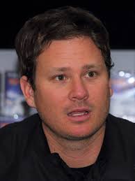 File:Angels&Airwaves Hansaring 06 Tom DeLonge (Cropped).jpg - Wikipedia