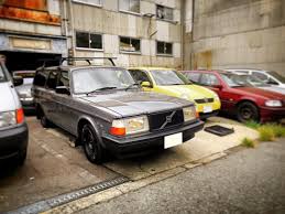 今日はボルボ240の納車でした とはいえ 心優しいお客様で遥々岐阜県から当店まで取りに来て頂けました なので 僕は納車とは言え待っていただけです 笑 ソリッドグレーにオールペンで 敢えての黒モール仕様 ステアリングはレーシーなディープコーンと