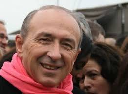 Collomb montre ses muscles