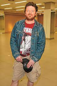 Je vyučeným mechanikem elektronických zařízení, ale u tohoto povolání nezůstal. Leos Noha Dohani Ho Temna Minulost Nasehvezdy Cz