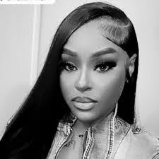 Larissa Lynn's Instagram, Twitter & Facebook