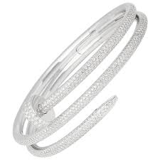 It was conceptualised by legendary jewellery designer aldo cipullo in 1969 and has since become an icon. Cartier 18 Karat White Gold Juste Un Clou Diamond Bracelet For Sale At 1stdibs