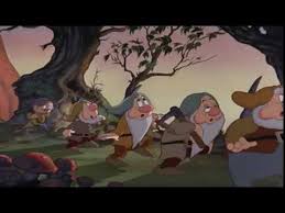 Acum, această poveste clasică nemuritoare străluceşte mai frumos ca oricând, cu imagini noi. AlbÄƒ Ca ZÄƒpada È™i Cei È™apte Pitici Hai Ho RomanÄƒ Youtube