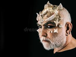 Nach dem erhalt der ware, schütteln. Fantastisches Halloween Make Up Schauspieler Der Hassliches Monster Mit Den Dornen Auf Gesicht Schildert Bartiger Mann Der Seit Stockfoto Bild Von Drache Mann 121617334