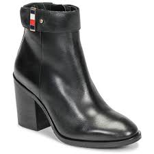 Les boots nouvelle génération se déclinent dans des registres très divers. Tommy Hilfiger Corporate Harware Bootie Schwarz Schuhe Low Boots Damen 169 95