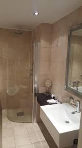 Mit dieser funktionellen badewanne wird ihr traum vom wohlfühlbad wahr! Wc Badewanne Dusche Elektr Handtuchtrockner Bild Von Elite Hotel Marina Tower Nacka Tripadvisor