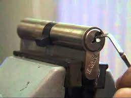 فتح القفل بدون مفتاح 1 youtube