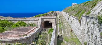 Après la démolition du castillo san felipe en 1850, on commença à construire cette nouvelle. Die Festung Von La Mola Die Verteidigung Der Insel Travel Lost