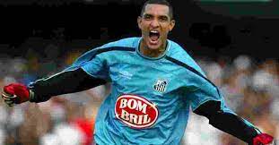Danielzinho faz um passe pelo alto pelo meio na área em direção a guilherme queiroz e o goleiro donelli sai do gol para ficar com a bola 48' 2ºt. Goleiro Sem Medo Uol Esporte