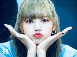 La integrante de blackpink ha saltado al mundo de la moda y la belleza siendo imagen de importantes marcas internaciones como celine y bvlgari. Lalisa Blackpink Lisa Queen Lisa Lisa Blackpink