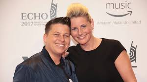 Kerstin ott und ihre frau karolina sorgen für laute lacher auf instagram. Video Trennung Bei Kerstin Ott Sangerin Postet Eindeutiges Statement