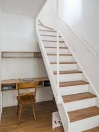 Un Escalier Blanc Et Bois Pour Monter Au Dernier Etage Une Maison Des Annees 1920 Entierement Renovee Renovation Escalier Bois Maison Maison Des Annees 1920
