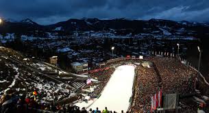 Skispringen ist ein wintersport, bei der ein sportler auf skiern eine skisprungschanze hinabgleitet, um geschwindigkeit aufzunehmen, dann am schanzentisch abspringt und versucht, möglichst weit vor dem aufsetzen auf dem boden zu fliegen. Nordische Wm 2021 In Oberstdorf