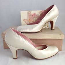 1950s Ivory Satin Wedding Shoes And Invitation Etsy Satin Wedding Shoes Wedding Shoes Fashion Shoes