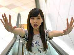 埼玉県さいたま市出身。フェリス女学院大学文学部英語英米文学科卒業。フェリス女学院大学在学時、ウェザーニュースキャスターオーディションに応募。最終選考6名に選出後、一般投票により第1位となり第7期solive24キャスターとなる。同期キャスターは藤岡茜（2018年3月30日の出演をもって退任） 2014年4月2日『weathernews live』にてお披露目放送。公式愛称を決める視聴者投票が行われ、友人から呼ばれているという「あやち」が最も票を集めた。同月7日soliveモーニングにてデビューを果たす。 2016年2月5日 soliveサンセットにてゲストのガチャピンと全国の天気を伝える際、ガチャピンの色と合成するクロマキーの色が一緒だったため色が抜けてしまい、ガチャピンが透明になってしまう事態になった。その後ガチャピンが全身青になってしまうなどの映像トラブルが続き、その様子がyahoo!ニュースや『月曜から夜ふかし』などに取り上げられた。その際トラブルに動じず臨機応変に対応していた松雪にも注目が集まり、インターネット上でその様子を称賛する声が広がった。 2016年4月から2017年10月 同社気象予報士 宇野澤達也と、減災・防災コーナーを担当。 2018年4月16日『solive24』がリニューアル。『ウェザーニュースlive』となり第1期ウェザーニュースliveキャスターとなる。 2019年12月15日に、自身のtwitterにて結婚したことを報告した。 ã‚ã‚„ã¡ ã®ã‚¢ã‚¤ãƒ‡ã‚¢ 77 ä»¶ æ¾é›ªå½©èŠ± æ¾é›ª ãŠå¤©æ°—ã‚­ãƒ£ã‚¹ã‚¿ãƒ¼