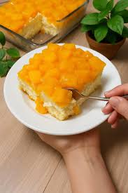 كيك القشطوطة بالمانجو ✓ مقادير الكيكة: • 3 بيضات • 1 كوب سكر • 1 معلقة  صغيرة فانيليا • ½ كوب زيت • ¾ كوب عصير مانجو (طبيعي أو جهينة أو حليب