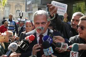 Starting his career in the democratic party, he joined the social democr. Rumaniens Parlamentsvorsitzender Dragnea Geht Ins Gefangnis