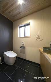 和風デザインのトイレ 床にはタイル 天井は杉板を貼りました 手洗いカウンターは無垢板です 和風建築 和風住宅 水廻り 木目調の壁紙 木製の天井 トイレ 床 タイル
