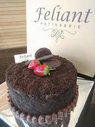 Walaupun berbahan dasar keju, rasa keju pada cheese cake toko ini tidak akan bikin eneg. Oreo Cream Cheese Cake