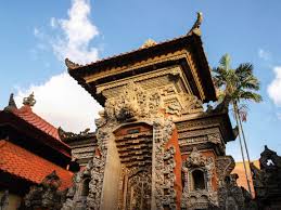 Rumah adat bali rumah adat bali harus sesuai dengan aturan asta kosala kosali ajaran terdapat pada kitab suci weda yang mengatur soal tata letak sebuah bangunan yang hampir mirip dengan ilmu feng shui dalam ajaran budaya china. 9 Keunikan Rumah Adat Bali Yang Penuh Unsur Budaya