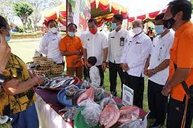 Berikutnya merupakan gambar tentang 30 gambar ilustrasi pemandangan kartun manusia lengkap yang dapat kalian jadikan contoh. Stabilkan Harga Pemkab Karangasem Gelar Pasar Gotong Royong Krama Bali Kabarnusa Com