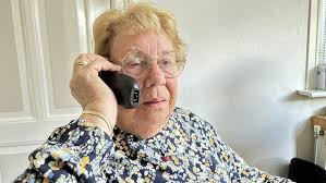 Ida (86) heeft op tijd babbeltrucs van nepagenten door: 'Gaat mij niet in  koude kleren zitten'