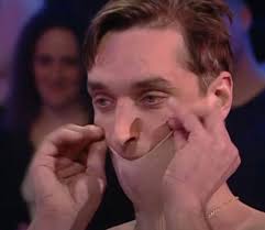 英国奇男子患罕见怪病，皮肤弹性世界第一，可拉伸最长到15厘米多-腾讯新闻