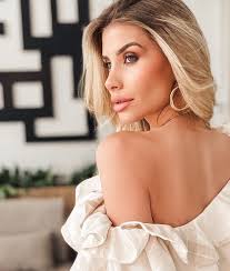 Para finalizar nosso dia, vídeo dessa transformação! Salão @salaocondessa  Make @vanessavasconcellosmakeup Cabelo @davidsilverioo_ @slowtake360 . . .  . #reels #viral #makeup #maquiagens #maquiagensbrasil #penteados #formandas  #noivas #matogrosso