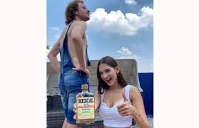 Su canal cuenta con 33. Luisito Comunica Recrea La Polemica Foto Machista Del Mezcal Con Su Novia Contra Replica