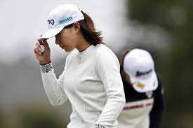 日本女子プロゴルフの人気を支える黄金世代（1998～99年生まれ）の活躍が目覚ましいです。 日本女子プロゴルフ協会の年間表彰 #lpgaアワード で選手たちがドレスアップ。 #渋野日向子 選手は黒のチュールが美しいドレスに、賞金女王の #鈴木愛 選手は華やかな着物姿で登場しました. M7qgaawhdasbom