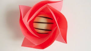 Tampilannya yang terkesan mewah, glamor dan potong kertas menjadi seperti kelopak bunga mawar dengan ukuran yang cukup besar. Cara Membuat Origami Mawar Dan Naga Yang Mudah Bagi Pemula