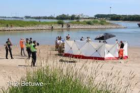 Waarschuwingsvlaggen op een verlaten strand