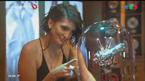 La hija de miguel angel cherutti en #lavozargentina encima ya se dieron vuelta a los 10 segundos de que comenzó a cantar se quejó otro. Hzrhfhfzhzmvkm