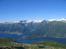 Her finn du både fleire campingplassar og hotell. Balestrand Wikiwand