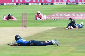 Get the latest sri lanka vs south africa 2021 live score, news, live match updates, and ball by ball commentary. Comic Relief For Spectators As Bees Force Players To Hit The Ground In Sl Vs Sa Match The News Minute