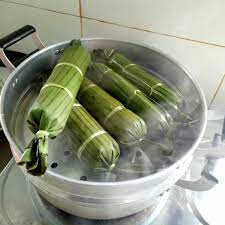 Toskan beras pulut yang siap direndam. Sedap Berlemak Ini Cara Buat Ketupat Daun Pisang Paling Mudah