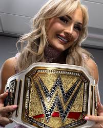 Tiffany Stratton brought her championship to a restaurant and had a WWE  burger 🍔