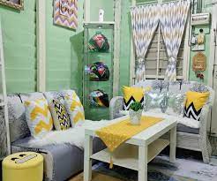 Tentu, anda dapat menggunakan meja kopi kayu standar untuk memperkenalkan elemen alami ke ruang tamu anda. Memilih Konsep Luar Setinggan Dalam Kondo Jangan Pandang Pada Luaran Rumah Papan Ini Hias My