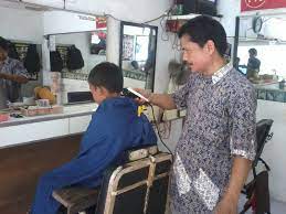 Potongan soft layer memberi kesan tebal di rambut bagian atas dan semakin tipis di bagian bawah sehingga membuat bentuk wajah terlihat. Ide Penting 19 Potong Rambut Pria Lotrek