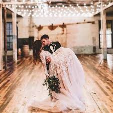Wahrend Der Hochzeitsommer Im Vollen Gange Ist Flattert Bei Uns Eine Hochzeit So Schon Wie Die Andere Ins Haus Und Hochzeit Perfekte Hochzeit Hochzeit Bilder
