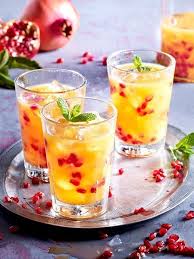 Weihnachtlicher Cocktail Mit Granatapfel Und Orangensaft Weihnachtlicher Cocktail Bowle Rezept Weihnachtscocktails