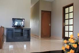 Membuat sebuah penyekat ruangan dengan model pintu geser akan memberikan anda sebuah penyekat sekaligus. Ruang Keluarga Kampung Padi Dago Guest House Mapio Net
