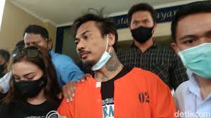 Jerinx yang dinyatakan bebas murni ini menghirup udara bebas, selasa pagi. Diperiksa Soal Kasus Idi Kacung Who Jerinx Sid Pakai Masker Di Dagu