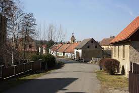 Some houses lost only part of the roof, others the wind carried the roof completely. Stebno Kryry Wikipedie