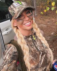 Finally got to get back in the deer stand today ❤️ much needed peace and  quiet 🦌 #countrybarbie #girlsthathunt